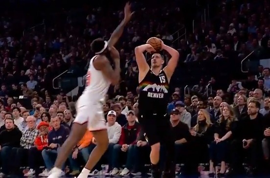 开云中国-太小瞧我臂展了!约基奇慢悠悠试图撤步三分 米切罗飞身大帽扇飞