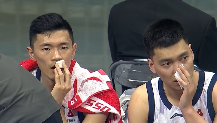 kaiyun-复刻CBA名场面！场边陈林坚和陈培东同时拿纸巾擦拭血迹
