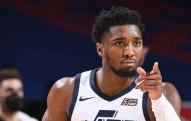 开云娱乐-4战3负爵士心态失衡 米切尔:裁判的判罚是荒谬的