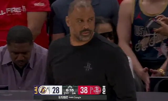 开云APP-詹姆斯、斯马特连续出现失误，湖人一节半10次失误落后10分